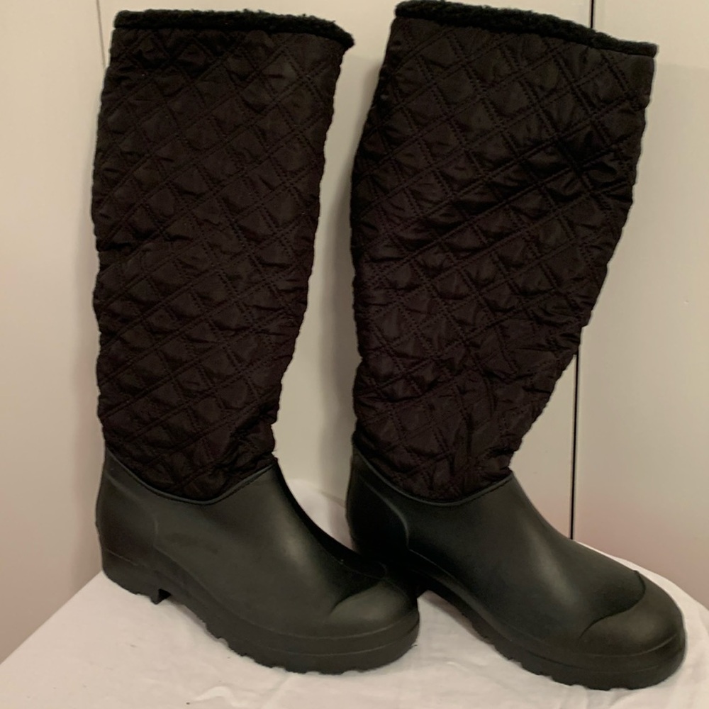 Woman’s dirty laundry snow boots size 9